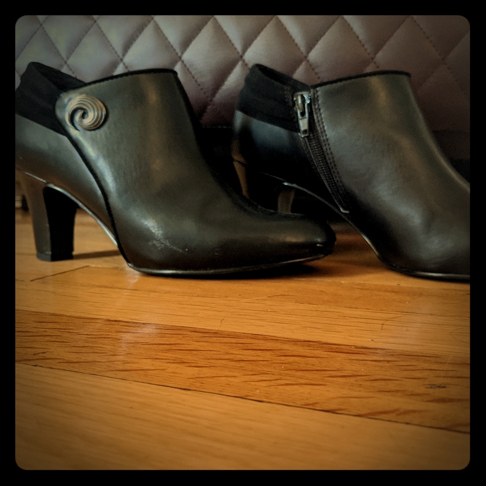 Easy street heeled bootie